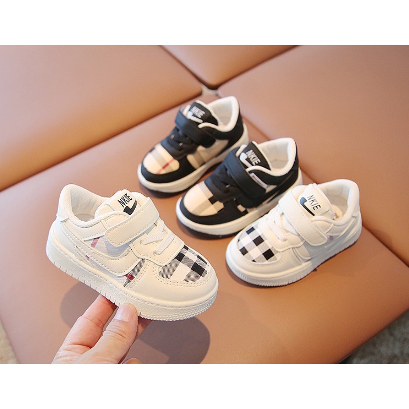 SEPATU BAYI IMPORT BLACK WHITE BURBERRY UK 16-26