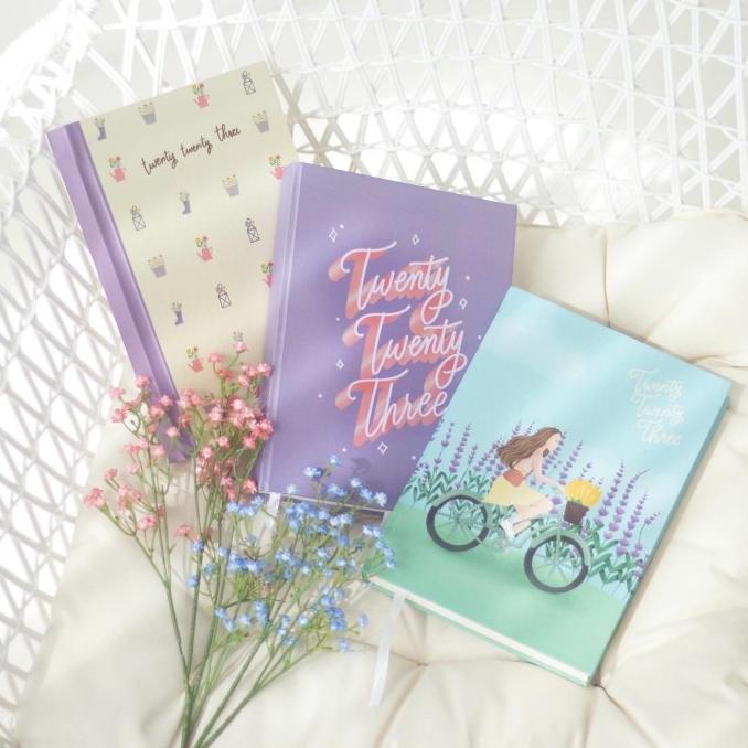 

HANDMADE PLANNER 2023 - YEARLY PLANNER JOURNAL AGENDA