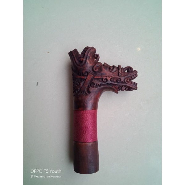 Hulu gagang kayu sono ukir motif pakak sangkak