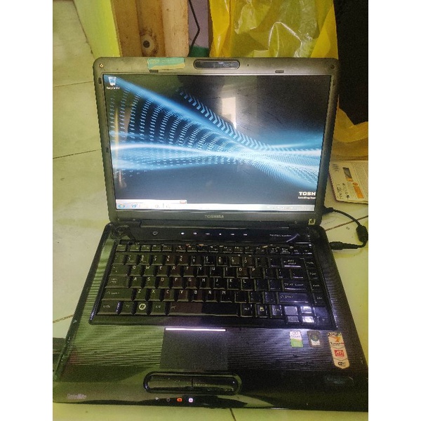 Laptop Toshiba satelite 15 inc Ram 2gb hardisk 320gb windows 7 minus speaker