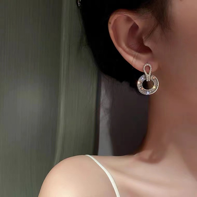 S925 Anting Mutiara Bulat Dengan Jarum Perak Dan Berlian Perempuan Menghiasi Temperamen Sederhana Korea Dan Anting Angin Dingin Bermutu Tinggi.