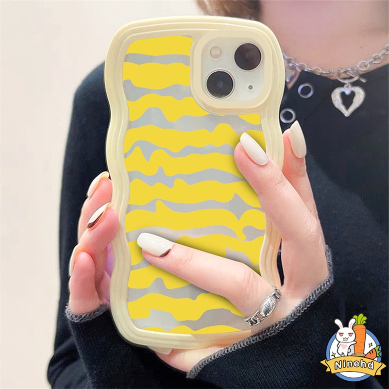 IPHONE Casing Kompatibel Untuk Iphone14 13 12 11 Pro Max X Xr Xs Max8 7 6 6s Plus Ins Korea Kuning Zebra Garis Gelombang Frame Phone Case Silikon Anti-drop Soft Case Penutup Pelindung Lensa