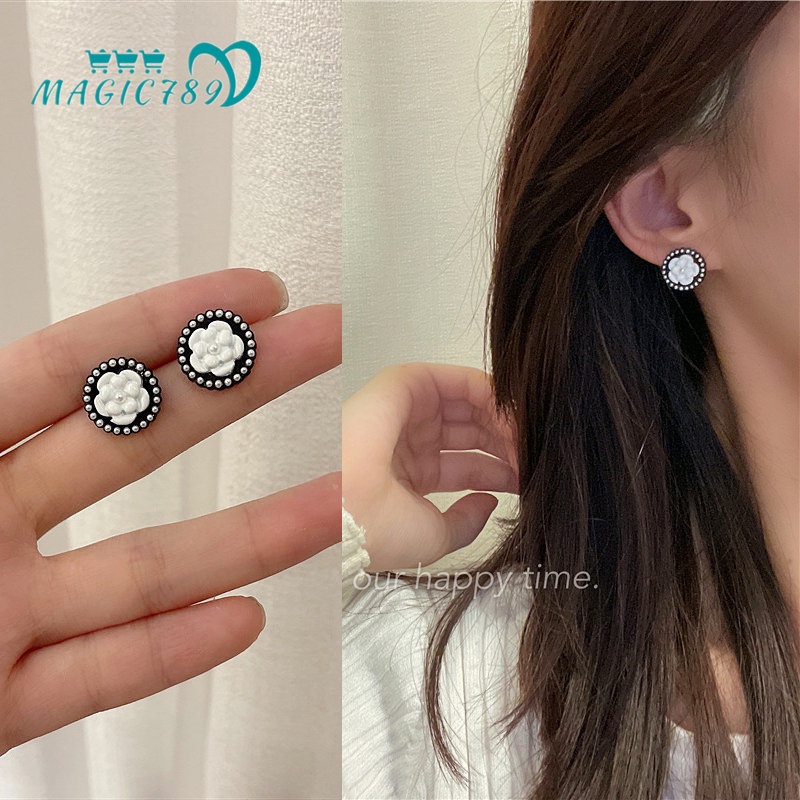 Magic789 Baroque Pearl Camellia Anting Bulat Hitam Untuk Wanita Perempuan Elegan Bunga Putih Earring Perhiasan Untuk Pesta Pertunangan