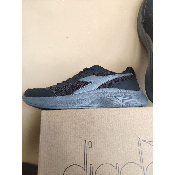 Diadora EAGLE 5 BLACK STEEL GRAY MAN (Sepatu Pria)