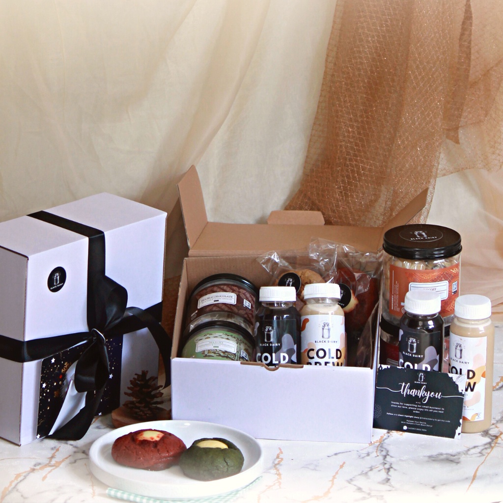 

HAMPERS PARCEL LENGKAP SOFT COOKIES, CRISPY COOKIES, COLD BREW COFFEE (BLACK DAIRY JAKARTA)