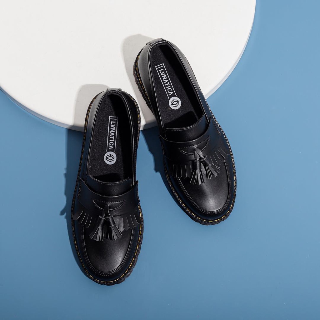 LUIZ BLACK ORIGINAL x LVNATICA Sepatu Loafers Hitam Pria Slip On Formal Casual Kerja Kantor Slop Resmi Kantoran Pesta Wedding Kondangan Nikah Selop Jalan Santai Hangout Kuliah Modern Penny Loafer Semi Kulit Premium Footwear Keren Terbaru Kekinian Branded