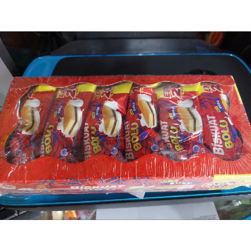 Biskuat Bolu Rasa Susu 1 box isi 12 pcs