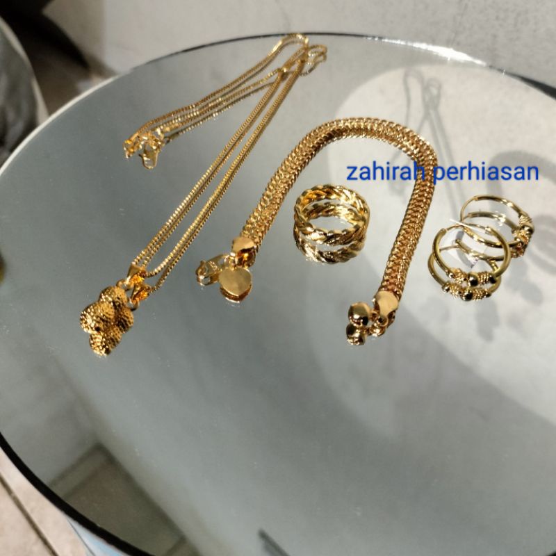satu set perhiasan wanita motif emas kalung Milano liontin kacang+tikar titanium 888
