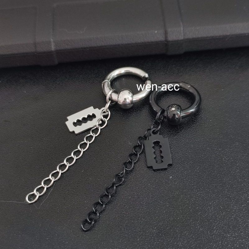 Satu Buah Anting Jepit Metal Warna Hitam dan Silver Kualitas Import