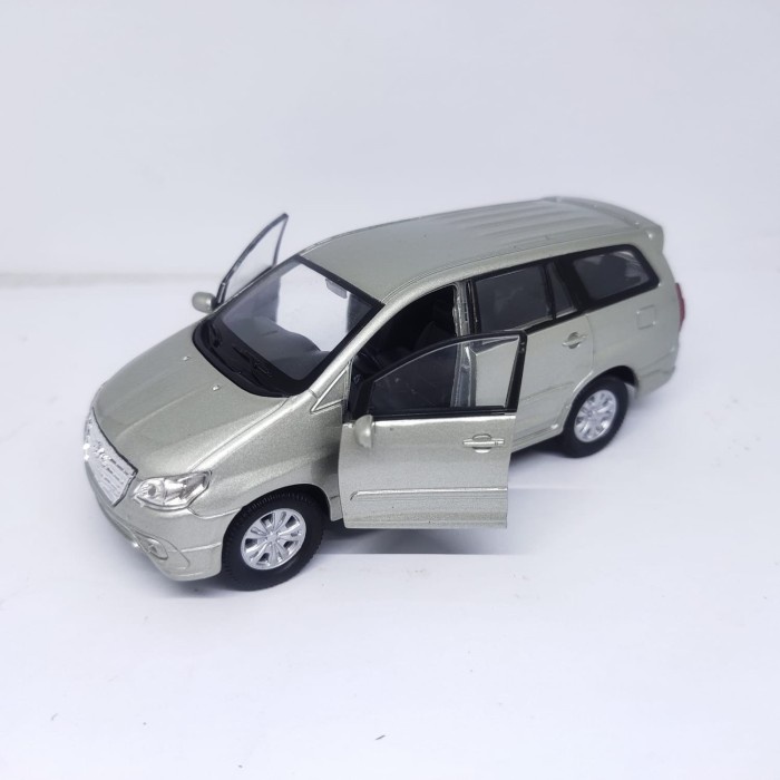 Miniatur Mobil Toyota Innova Diecats Kijang Mainan Murah