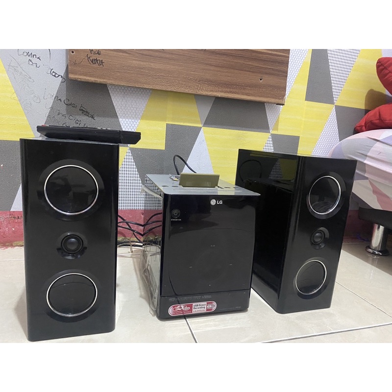 LG MICRO HIFI SYSTEM LIKE NEW