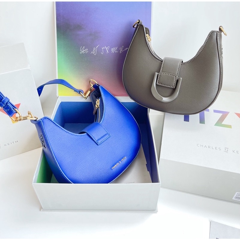 Tas Selempang Wanita CK ITZY - Gabine Belted Giftset Box - 1167#
