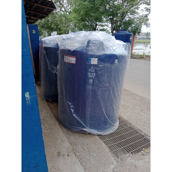 Toren Penguin 1050 Liter Warna Biru dongker SNI