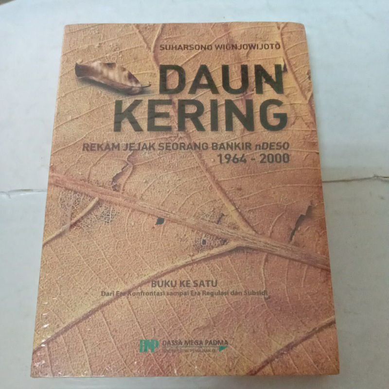 Daun Kering: Rekam Jejak Seorang Bankir nDeso 1964 - 2000 - Suharsono Wignjowijoto