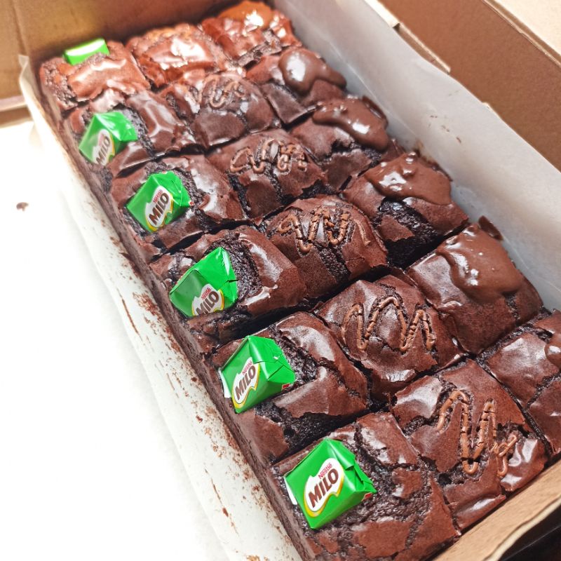 Brownies Fudgy Skat Shiny Crust isi 18 potong coklat mewah