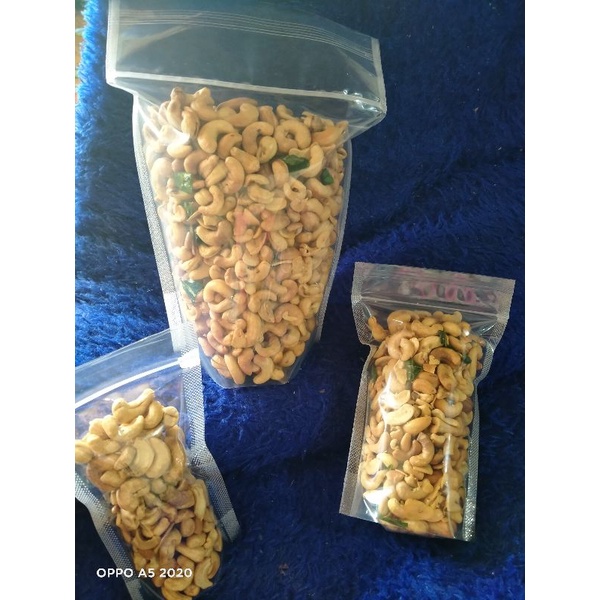 

kacang mede matang utuh 1000gram