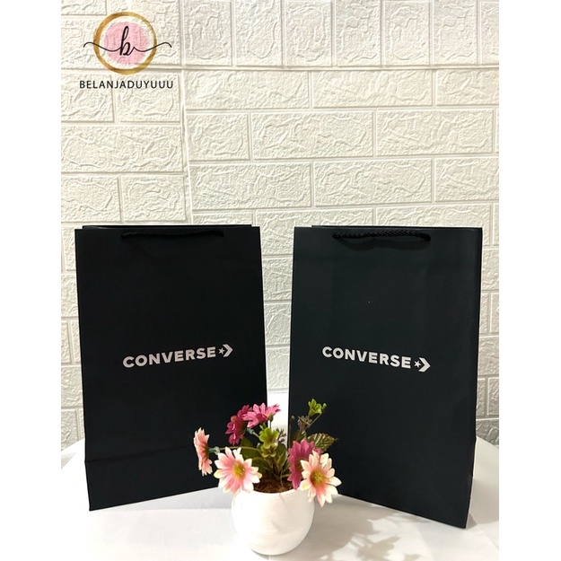 Paper Bag Converse Hitam Vertikal Pembungkus Kado