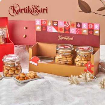 

READY BEKASI 15 FEB 2025 - KARTIKA SARI HAMPERS 2022 GIFT BOX 7 NATAL CHRISTMAS NEW YEAR PARCEL LIMITED EDITION KARTIKASARI OLEH OLEH BANDUNG VIRAL SALE PROMO PAKET HADIAH BOLU CAKE LEGIT PIA ROTI PIE COOKIES PASTRY LAPIS BIRTHDAY CAKE KUE ULANG TAHUN K