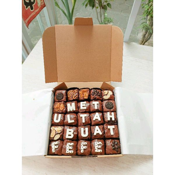 

Brownies Fudgy Dark Coklat Custom Tulisan