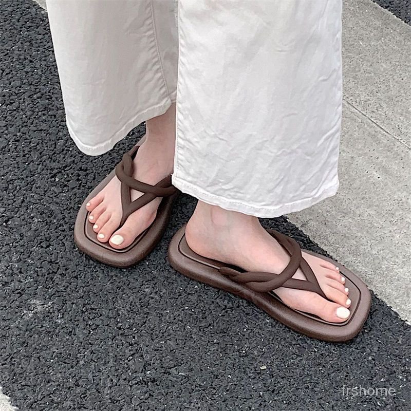 Busana kasual baru ins pasang sandal jepit anti-slip siswa musim panas wanita di luar memakai sandal