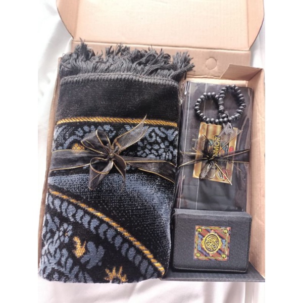 

❤️PREMIUM BLACK SERIES ❤️ HAMPERS COWOK SAJADAH,ALQURAN,SARUNG WADIMOR,KADO PERLENGKAPAN SHOLAT COWO