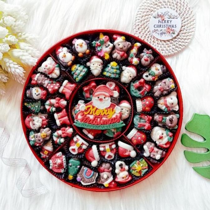 

TERLARIS HAMPERS COKLAT NATAL MERRY XMAS ANEKA KARAKTER CANDYTRAY H64654GRT