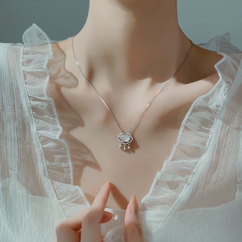 Roselife Klasik Glossy Buatan Giok Giok Beruntung Awan Berkat Lock Liontin Kalung Untuk Wanita Gadis Tradisional Cina Semoga Beruntung Hadiah Kalung Perak Tulang Selangka Rantai Perhiasan