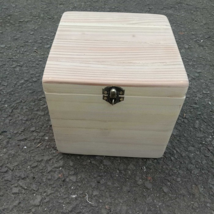 

KOTAK KAYU / WOODEN BOX DENGAN KUNCIAN PENGAIT / GEMBOK