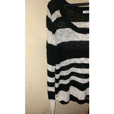 [PRELOVED] SWEATER CLEF DE SOL BELANG BELANG PUTIH HITAM
