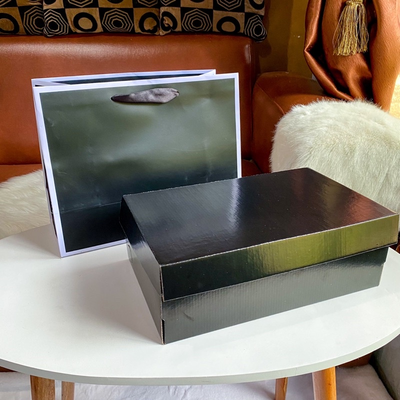 

Paperbag dan Box Sepatu Polos Paper Bag Black Edition