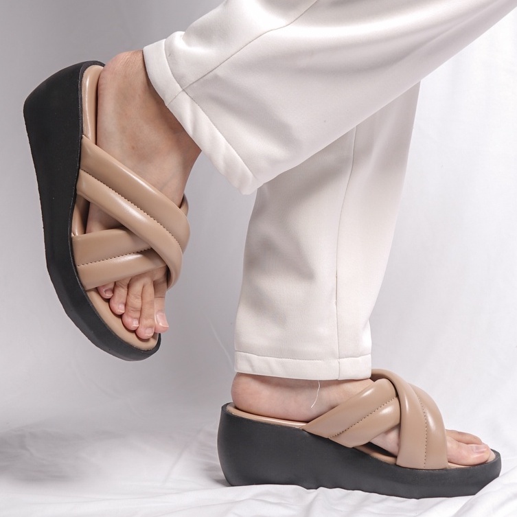 SARASARA YUK - Sandal Wanita Wedges SARA SARA EDLYN Sendal Cewek Platform Wegdes Hak Tinggi 5cm Model Silang 2 Size 35 36 37 38 39 40 Pergi Jalan Santai Rumah Slop Warna Putih White Selop Premium Kekinian Terbaru Shoes ORI Mall Official Store