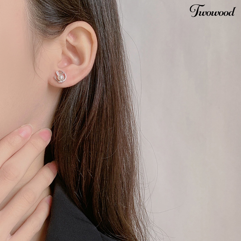 Twowood 1pasang Anting Pejantan Bersinar Berbentuk Bulan Kelinci Dekorasi Electroplating Polishing Dekorasi Tahan Luntur Perempuan Mewah Stud Earrings Aksesoris Pakaian