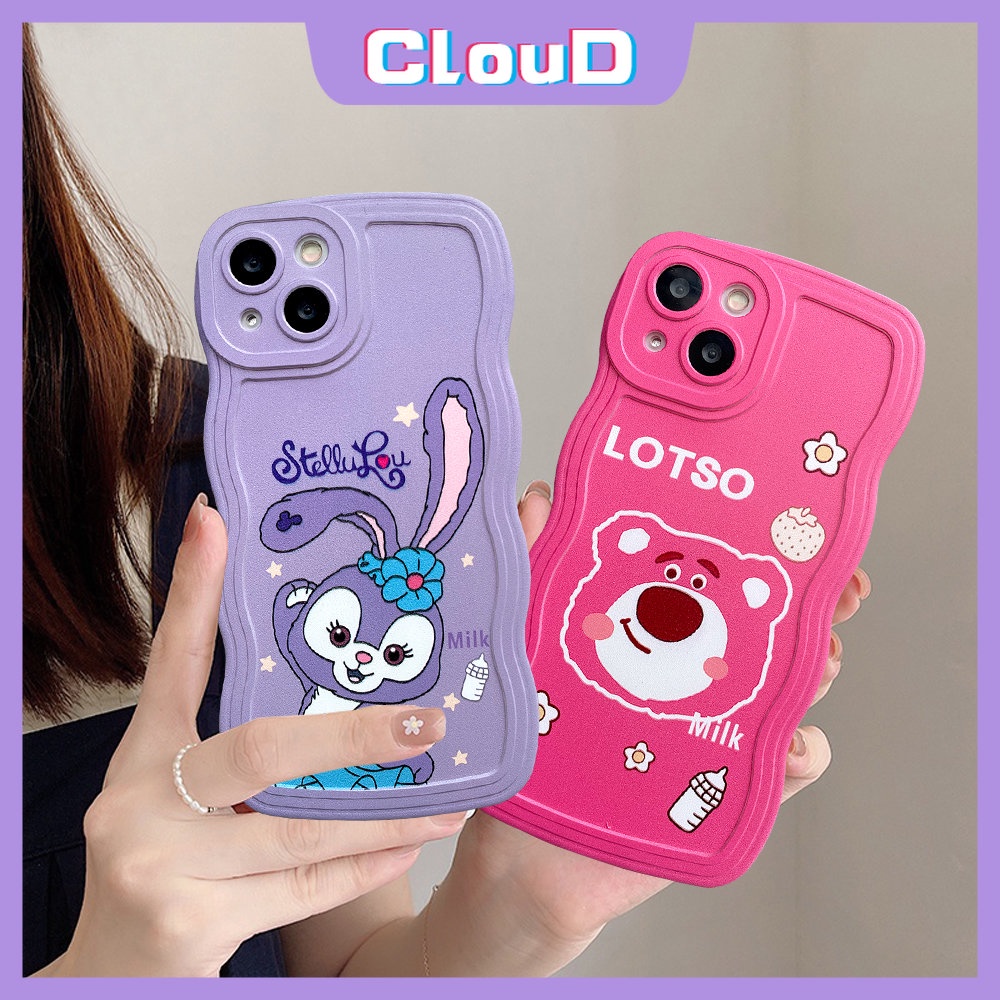 IPHONE Casing Ponsel Manyo Beruang Strawberry Lucu Kompatibel Untuk Iphone11 12 13 14 Pro Max 7Plus 6Plus XR X XS Max 6s 6 8 7 14 Plus SE 2020kartun Lovely StellaLou Wavy Edge Soft Tpu Cover