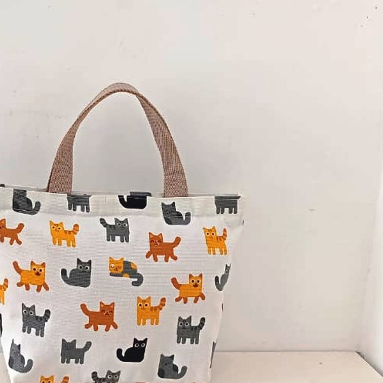 TAS KANVAS HANDBAG KANVAS BESAR MOTIF KUCING PUTIH. Riens Collections