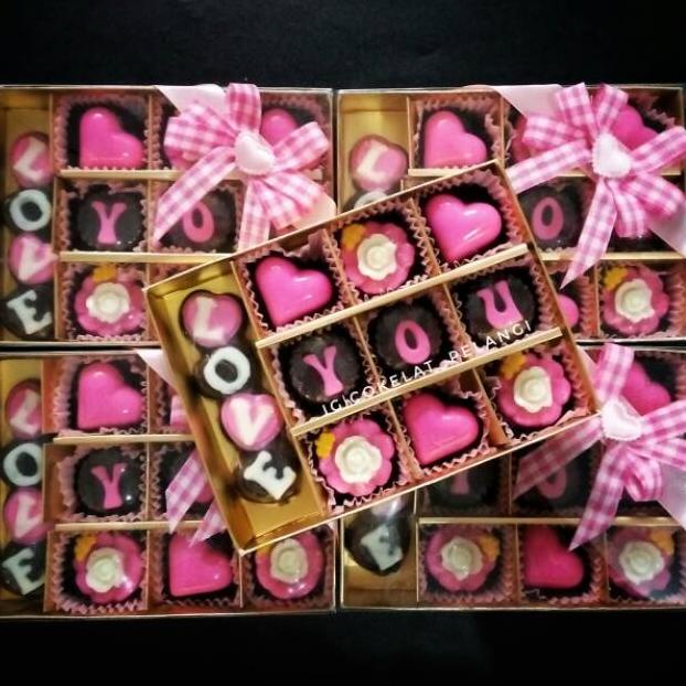 

[A-D7D ➸] Hadiah coklat valentine untuk pacar sahabat teman saudara cokelat pelangi box sekat 12 love you-berkualitas