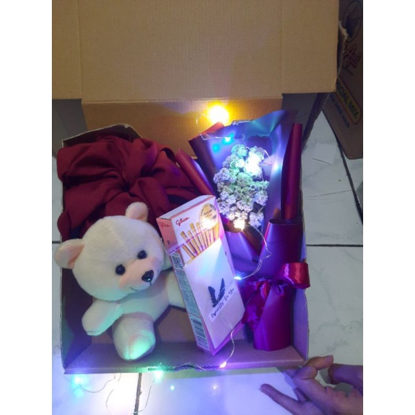

hampers cewek boneka scrunchie poki lampu LED bouquet mini