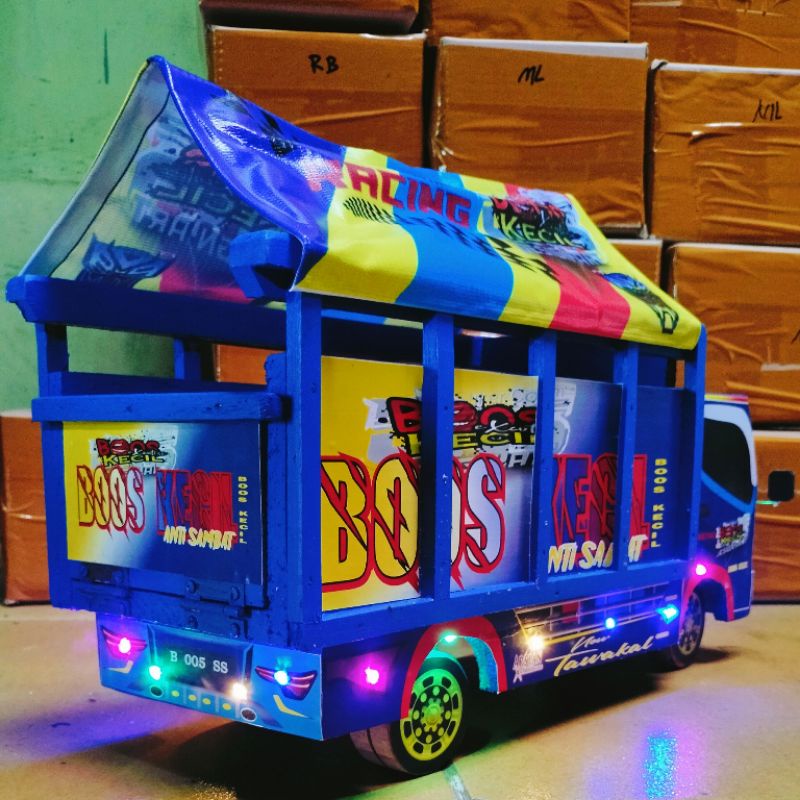 miniatur Truk Oleng jumbo kayu ukuran P43CM bisa request foto dan nama di pintu belakang aja dan pintu belakang bisa di buka