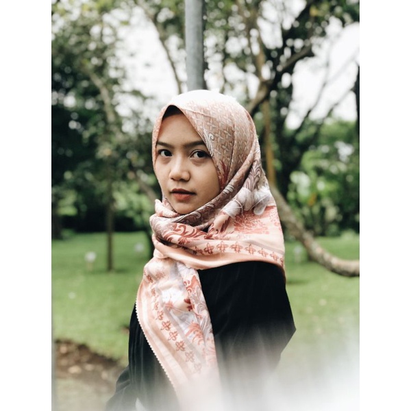 Jilbab Segiempat Ganada Motif Voal Lasercut Label Acrylic Free Pouch