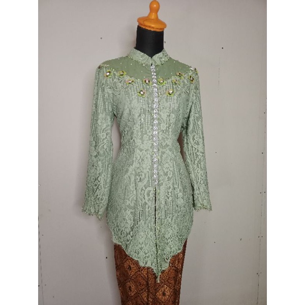 kebaya lamaran sage green