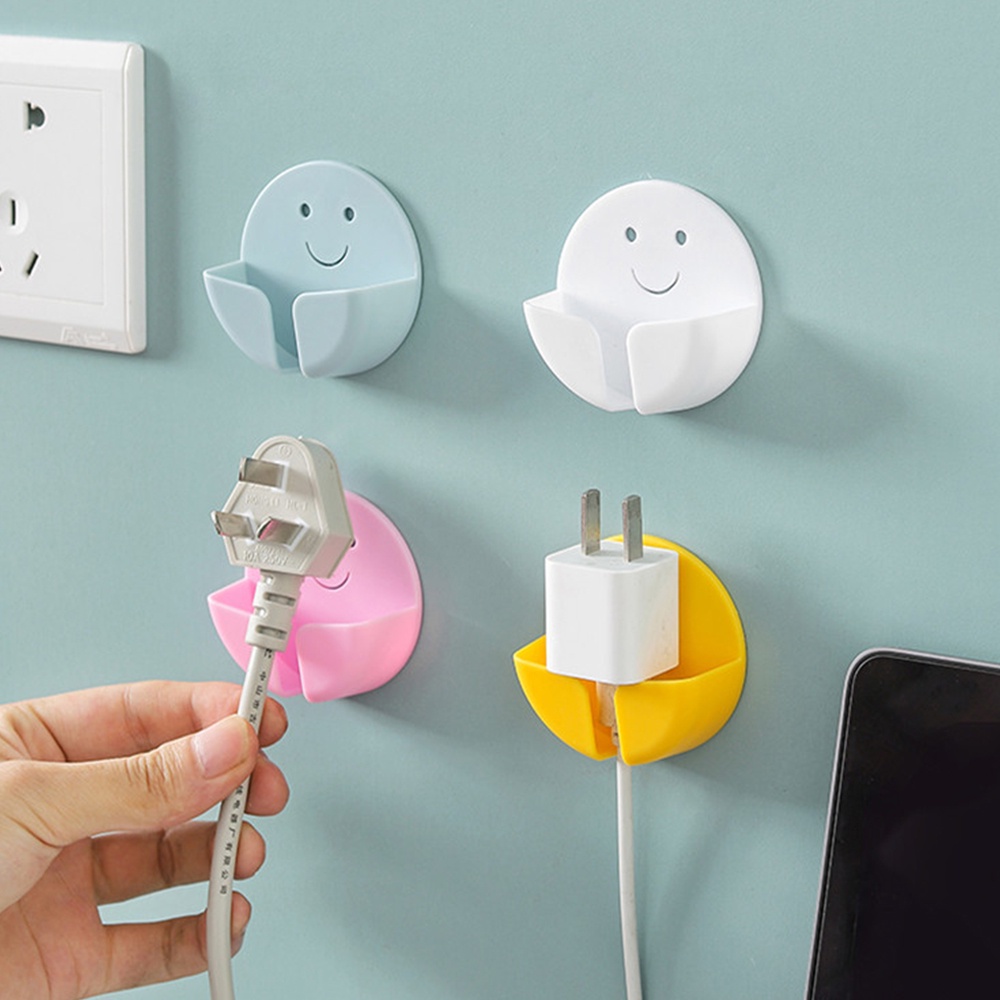 Plug Fixed Rack Kabel Data Charger Colokan Listrik Socket Holder Perekat Diri Multifungsi Smile Face Plug Storage Hooks Seamless Rak Dinding Rumah Bebas Paku Kreatif