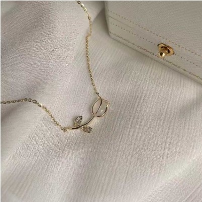 【Bayar di tempat】Tulip Kalung Perempuan Desain Niche High-end All-match Lembut Pacar Rantai Klavikula S925 Silver Titanium Steel Untuk Wanita