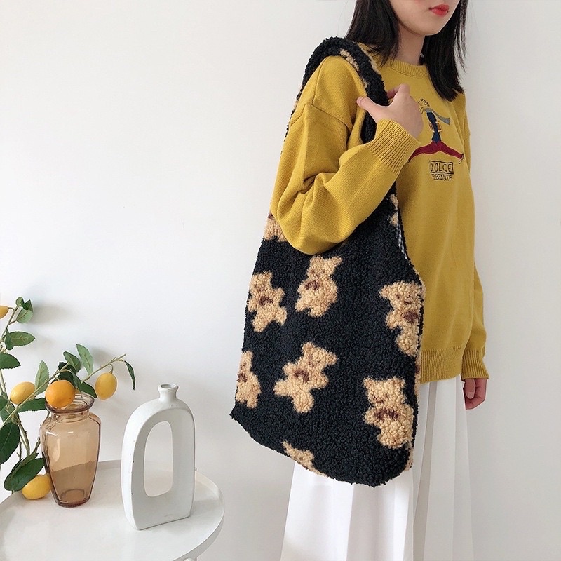 PREMIUM TAS BULU MOTIF BERUANG BEAR KOREA / KOREAN FLUFFY TOTE BAG / TAS TEDDY BEAR EMPUK /  ALLEN BEAR TOTE BAG / TAS JINJING WANITA / TAS SERBA GUNA MULTIFUNGSI / TAS LUCU PIKNIK /  TAS OOTD FASHION / TAS KULIAH SEKOLAH IMPORT / TAS KEPIT / TAS TENTENG