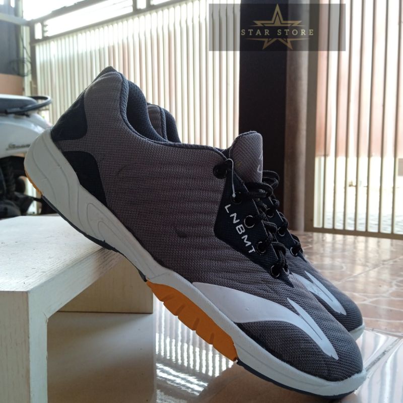 SEPATU OLAHRAGA BADMINTON LINING ABU PUTIH KUALITAS TERBAIK