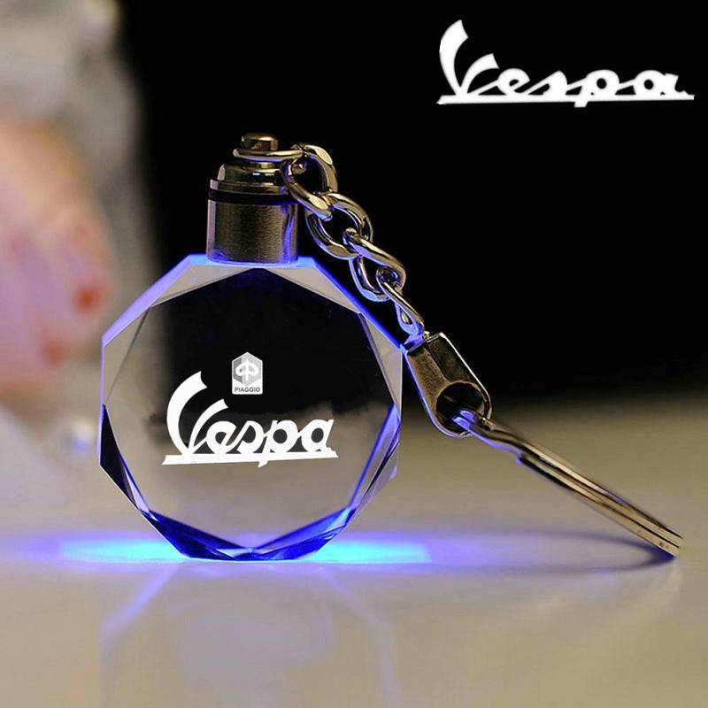 Vespa Gantungan Kunci LED 7warna K9 Kristal Merek Logo Poligon Transparan Bercahaya Hadiah Suami Gantungan Kunci Untuk Skuter /Sprint /Primavera/50/150/150S /946