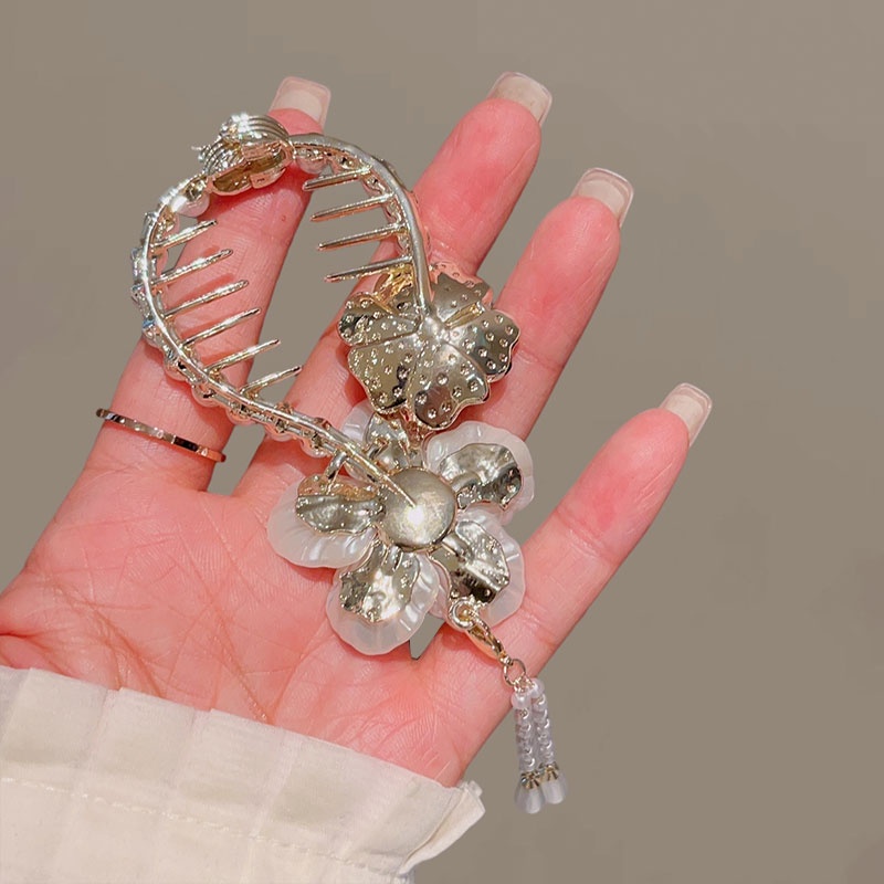 Exquisite Bud Hair Claw Gadis Aksesoris Rambut Wanita Elegan Korea INS Style Hairpin Ponytail Holder Camellia Mutiara Rumbai Rambut Klip Hiasan Kepala Rambut Pin Vintage Wanita