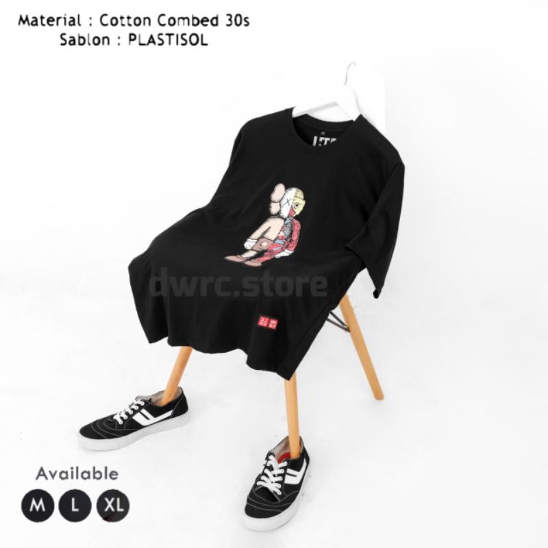 T'SHIRT UNIQLO KAWS /KAOS UNIQLO / BAJU UNIQLO TERBARU/ KAOS DISTRO TERLARIS/ BAJU PRIA WANITA PENDE