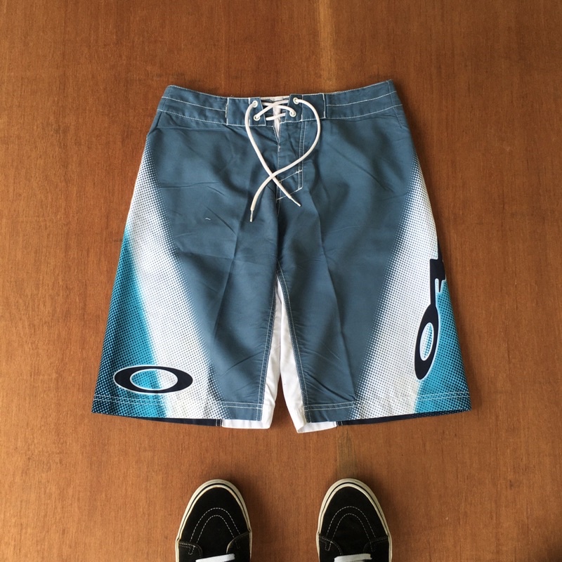 Oakley boardshort full print  Size 30 (p57 , Lp 80 , op29)