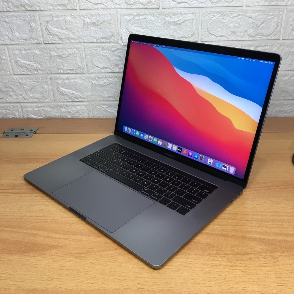 MacBook Pro 2017 15 Inch Retina Core i7 RAM 16GB SSD 512GB Touch Bar