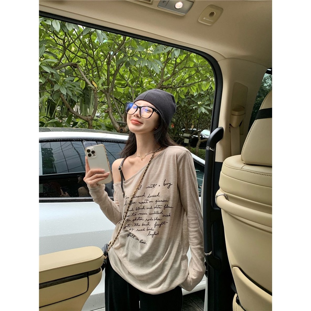 ❉☇✈Suhao Khaki Off-The-Shoulder Sling Lengan Panjang T-shirt Wanita Musim Panas Bagian Tipis Huruf Longgar Tabir Surya Blus kemeja Top