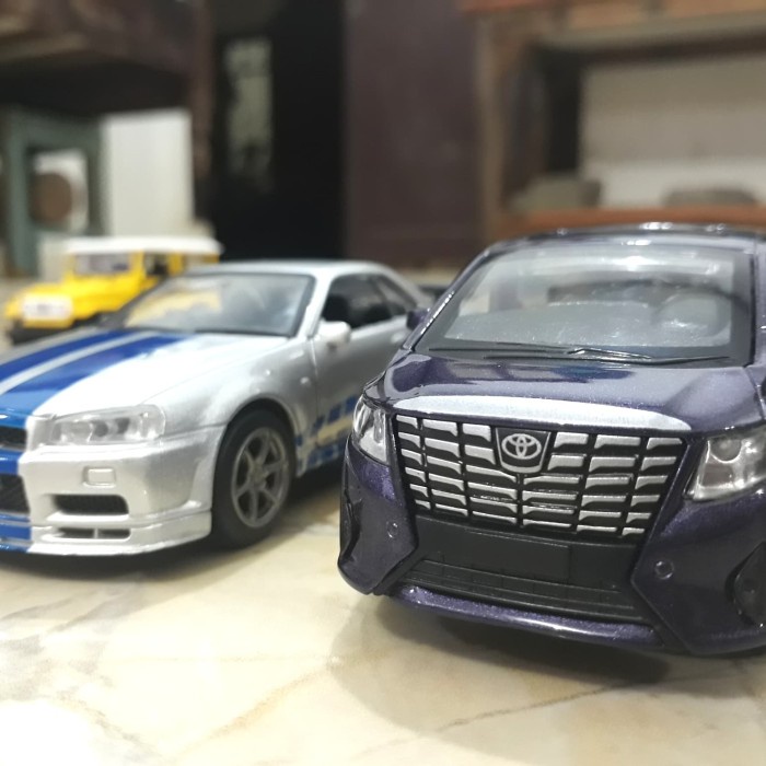 Diecast Toyota Alphard